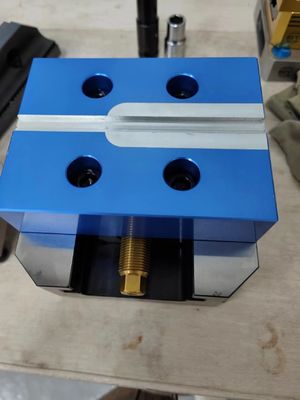Accesorios de torneado del CNC del manual de las mandíbulas del tornillo de banco de aluminio azul para el corte ligero